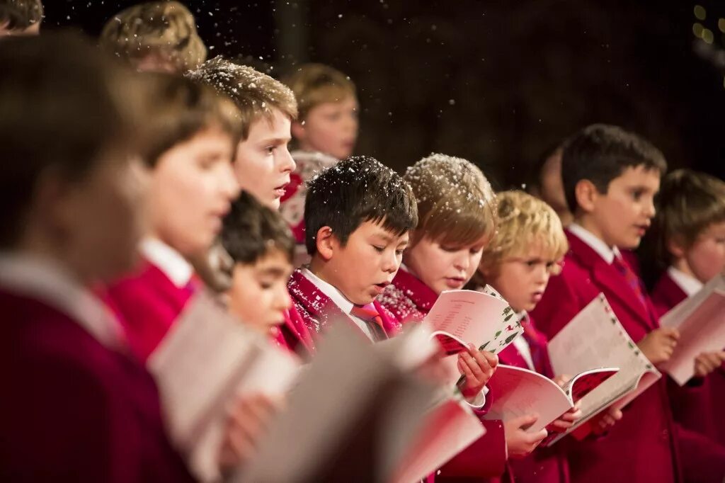 Рождественский хор. Дети поют на Рождество. Рождественское пение. Рождественский хор в Англии дети. Хор детей слушать