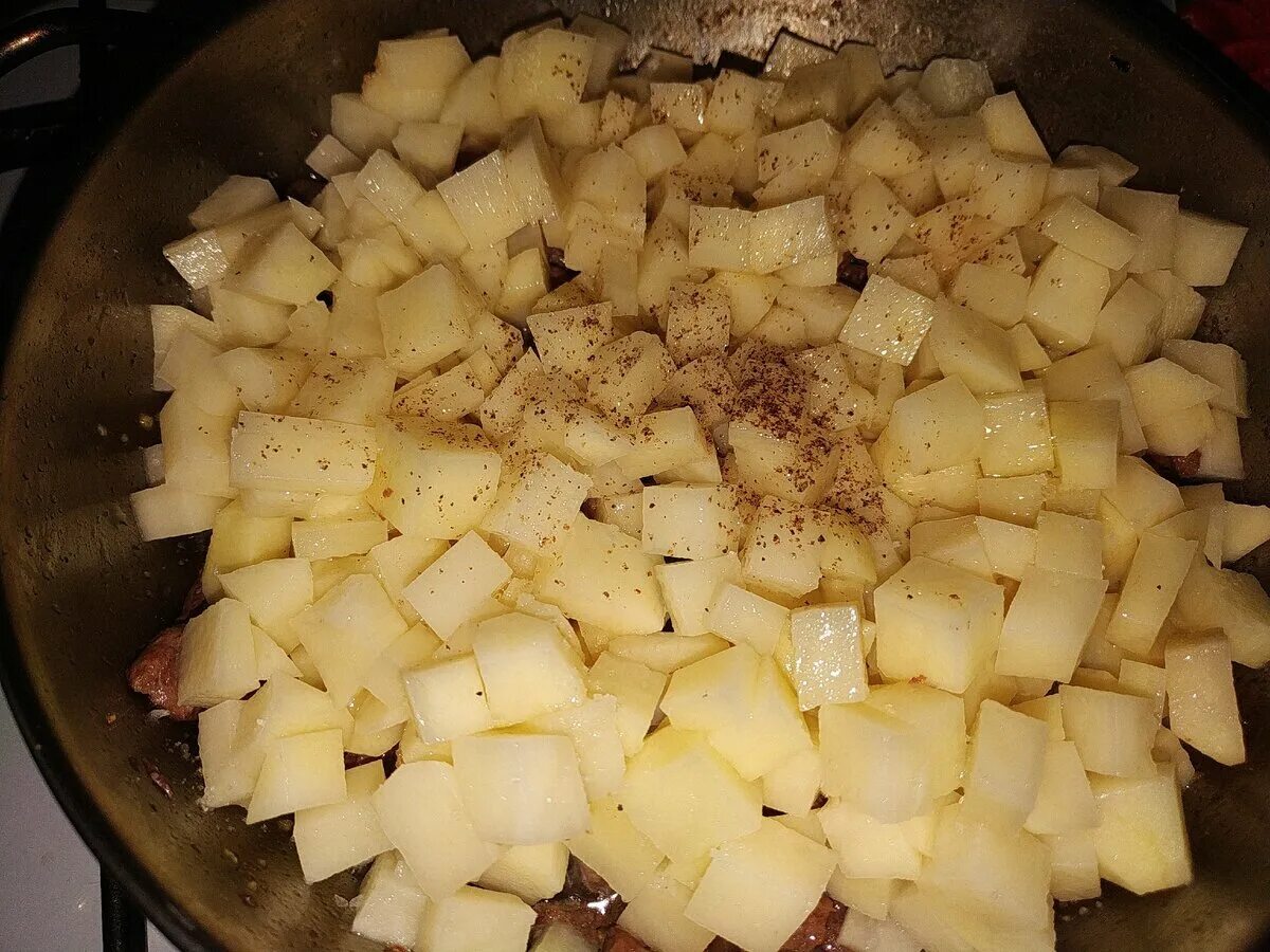 Можно ли сыпать картошку. Жареная картошка с куриными сердечками. Жареная картошка с сердечками. Сырок посыпанный перчиком с картошечкой. Каким перцем сыпят картошку.