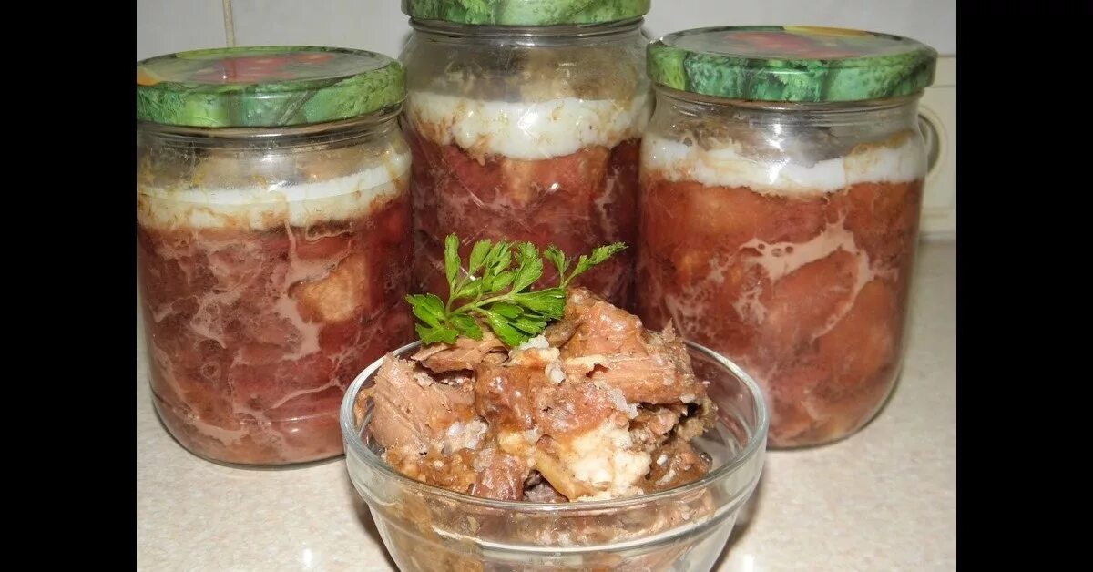 Тушенка готовим в банке. Тушенка готовим в банке. Тушёнка из курицы в домашних условиях. Тушенка в банке в духовке. Тушенка в банке из свинины.