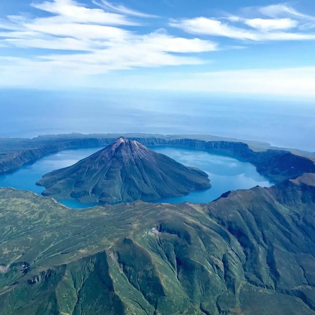 Volcano island. Вулкан Креницына, Курильские острова. Вулкан Креницына на острове Онекотан Курилы. Вулкан Креницына озеро кольцевое. Вулкан Креницына Сахалинская область.