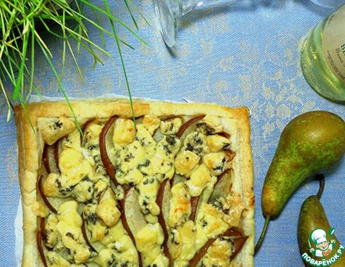 Запеченная груша с сыром с плесенью. Пирог с грушей и сыром с плесенью. груша с сыром с плесенью. пирог из груши с сыром с плесенью. груша запеченная с сыром с плесенью.