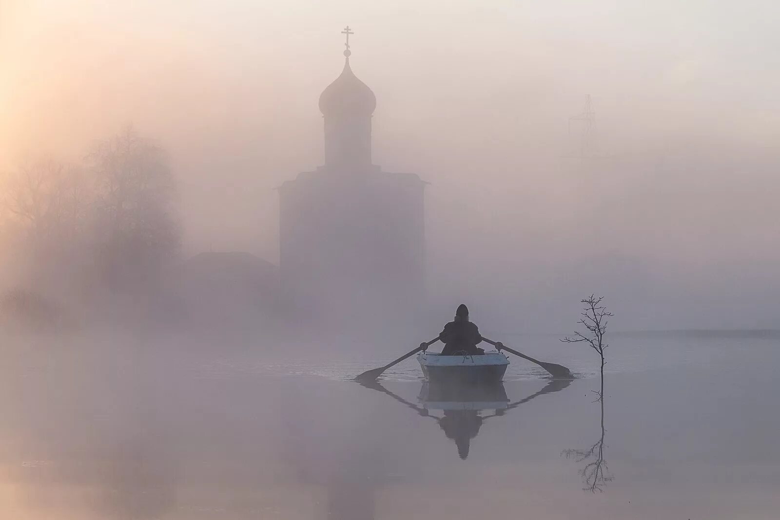 Храм Покрова на Нерли туман. Храм Покрова на Нерли дорога в тумане. Православный храм у тумане. Монах в тумане.