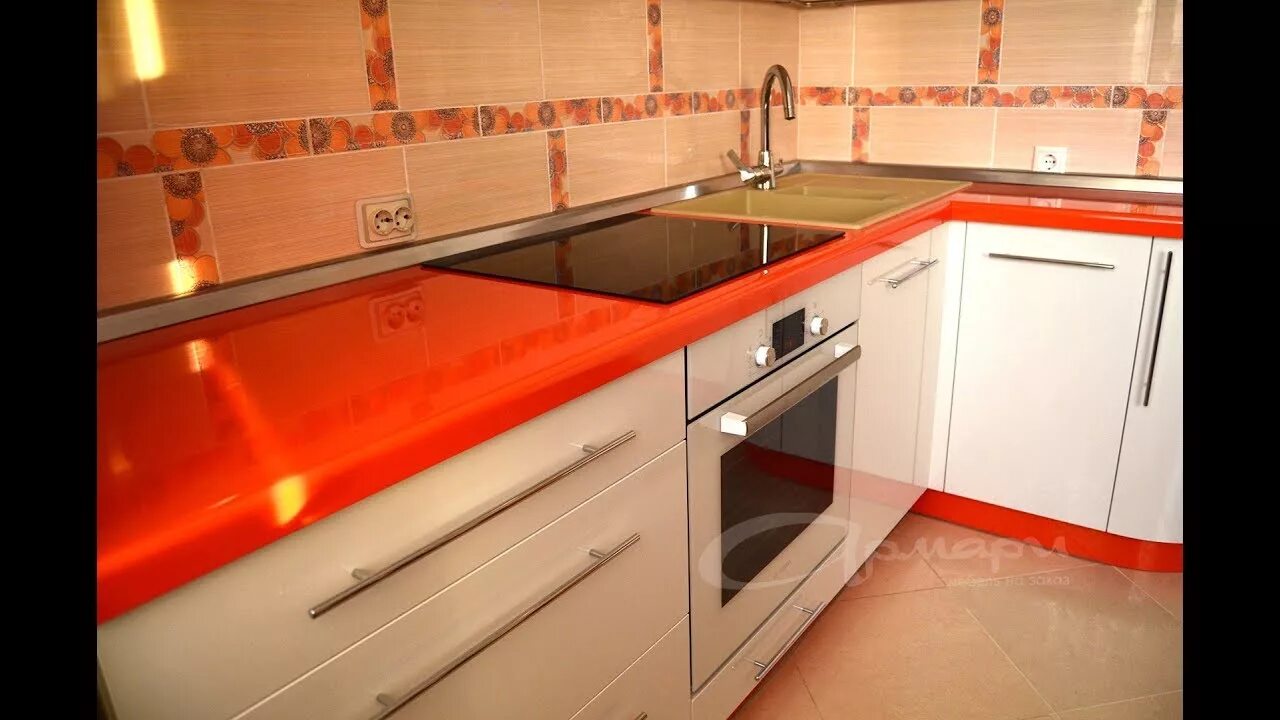 Кухни оранжевая столешница. Оранжевая столешница. Оранжевая столешница для кухни. Столешница пластик оранжевый. Яркая столешница.