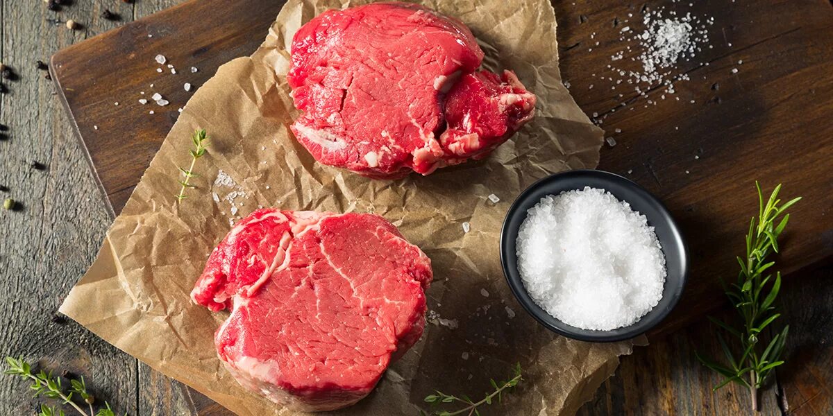 Дополнительные ингредиенты для мясных рыбных и. Консервация мяса солью. Сахар соль мясо. Стейк нью йорк сувид. Сахар соль мясо.