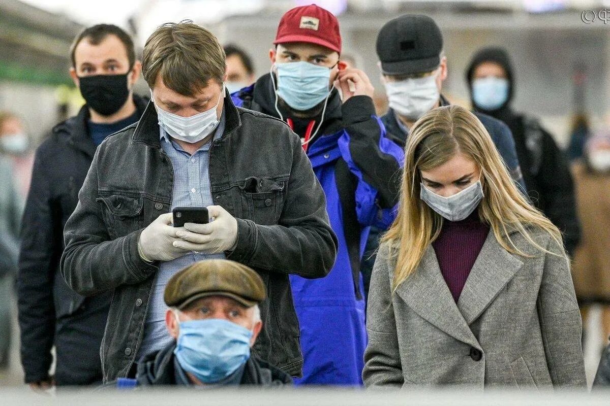 Пандемия ковид закончилась. Люди в масках Россия. Люди в масках на улице. Человек в маске.