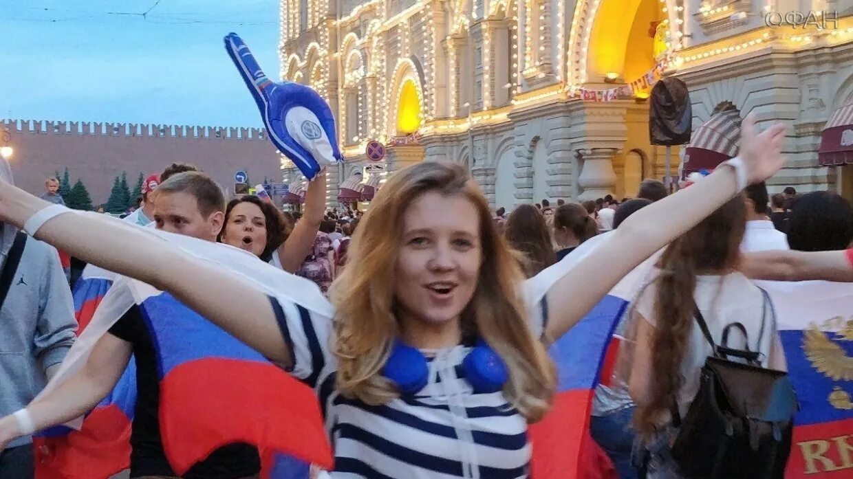 Украина исполнил. Украина празднует победу над Россией. Празднование Победы Мем. В Германии шествие и поют Калинку.
