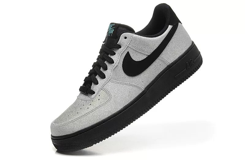 Найк АИР Форс с черной подошвой. Nike Air Force чёрный с серый подошвой. Nike Air Force 1 серые с черной подошвой. Nike Air Force 1 с черной подошвой.