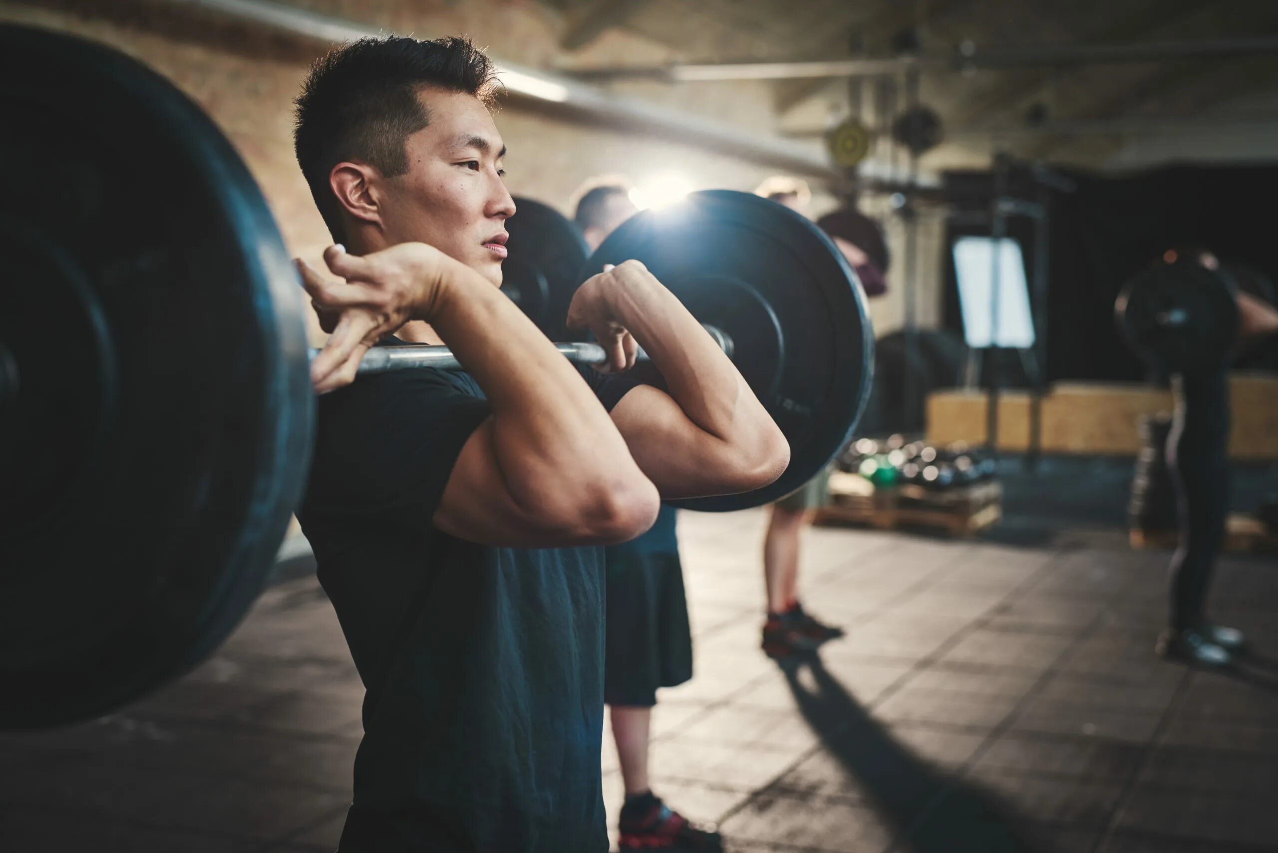 Asian gym. Мужчина поднимает штангу. Как восстановиться после интенсивной тренировки. Men Lifting Weights.