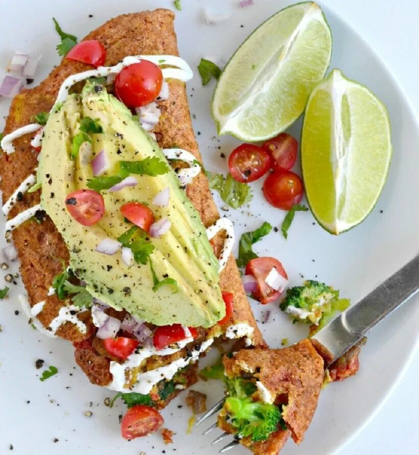 омлет. тофу скрэмбл. постные кабачковые оладьи. вкусный завтрак из яиц колбасы. постный завтрак.