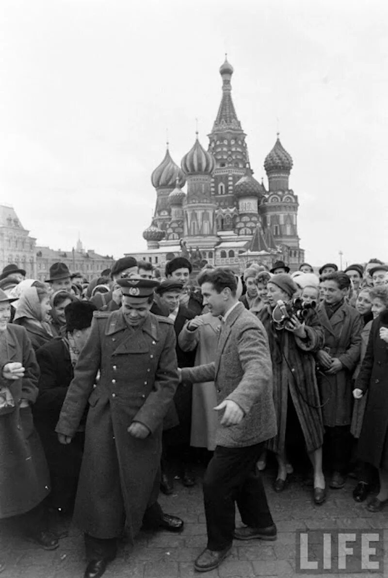 Демонстрация в москве 12 апреля 1961. Картинка 1961 год. Москва 1961 год. Картинка 1961 год. Встреча гагарина на ленинском проспекте.