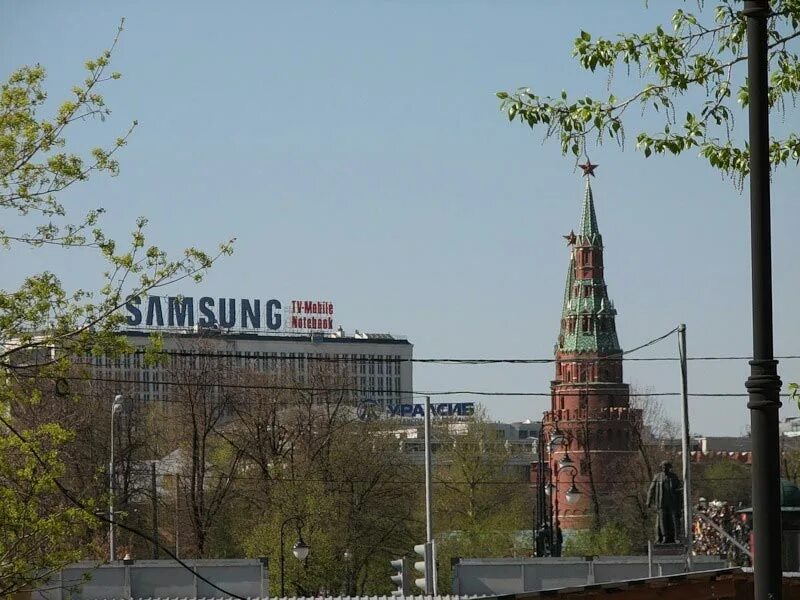 Ни москва. Здание самсунг в Москве. Реклама на крышах в Москве. Надпись на крыше здания Москва. Москва здание с надписью самсунг.
