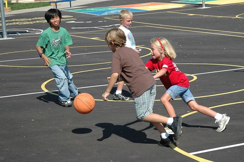 Active after. Прогулка после школы. after school activities. активные игры на стенах школы для детей. время после школы.