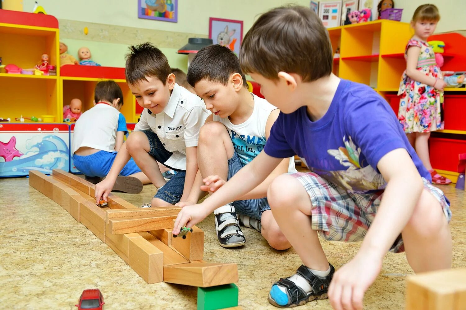 Мальчики в садике. Мальчик в садике. мальчишки в детском саду. игры для мальчиков в детском саду. мальчик в группе детского сада.