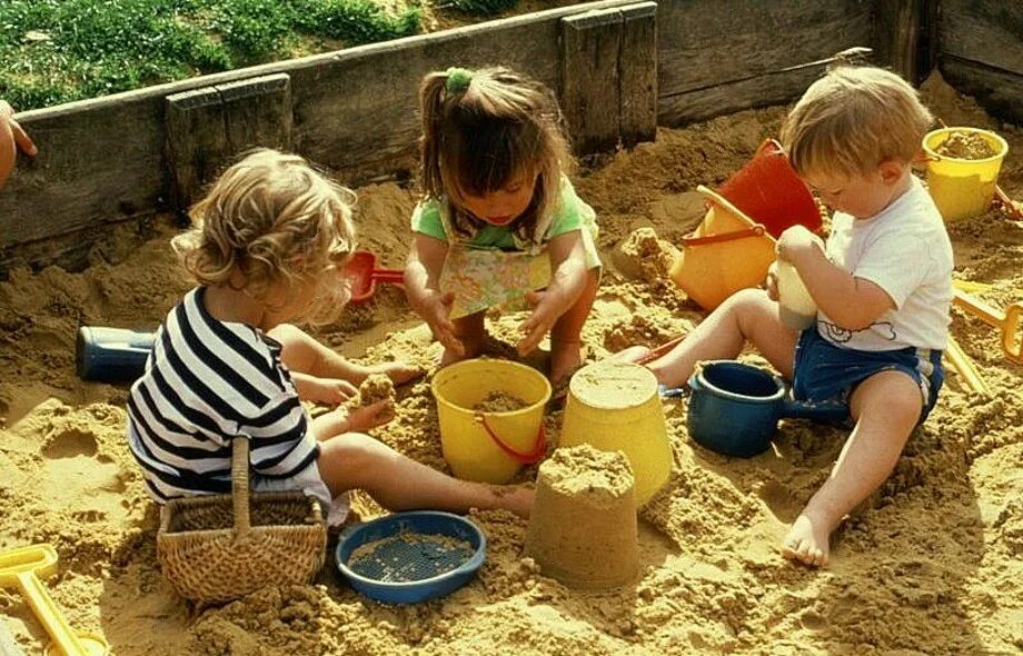 Почему ребенок любит играть. Малыш в песочнице. Дети играющие в песочнице. Игры песочницы. Куличики в песочнице в детском саду.