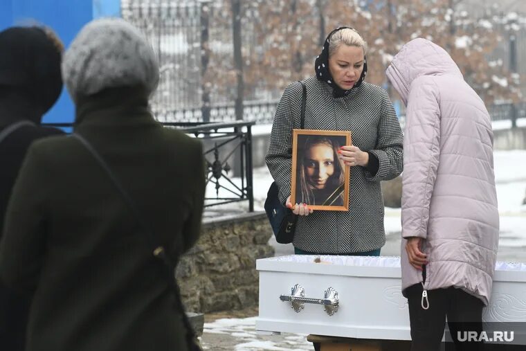 Прощание с мужем. Похороны Ксении Каторгиной в Каменске Уральском. Похороны Ксении Катаргиной.