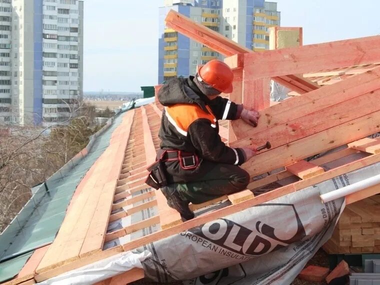 Сайт капремонта омск. Капремонт кровли. Некачественный капремонт кровли. Крыша многоэтажного дома. На крыше.