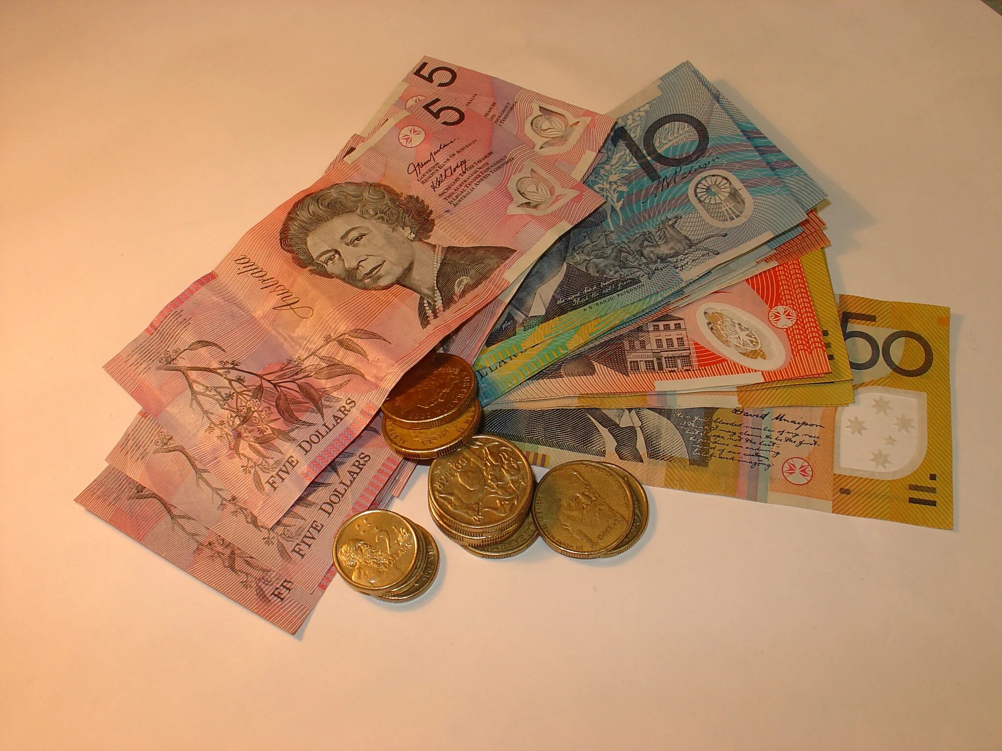 Местная валюта. Деньги Австралии. Австралийский доллар пластиковый. Размен денег. Размен мелкими купюрами