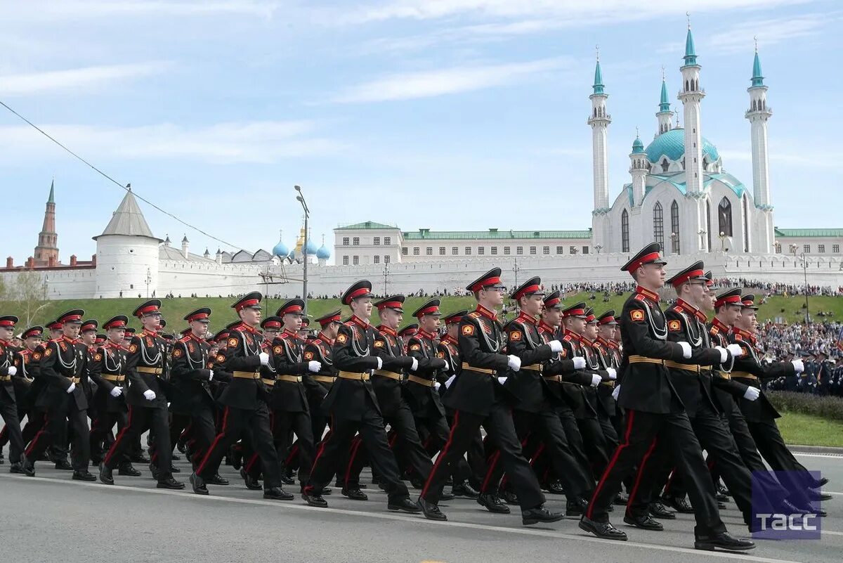 Площадь тысячелетия Казань парад. Парад Победы Казань. Парад 9 мая в Казани 2022. 9 Мая Лениногорск парад.