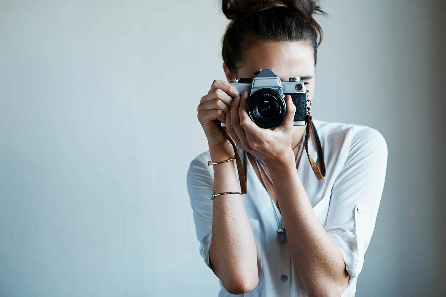 фотограф фотографирует. увлечение фото. увлечение фото. фотосессия для фотографа. девушка фотограф.