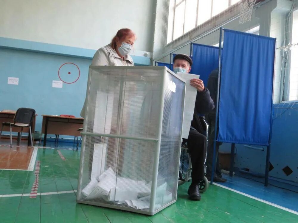 Выборы. Избиратели. Люди на избирательном участке. Выборы РФ. До которого часа будет голосование