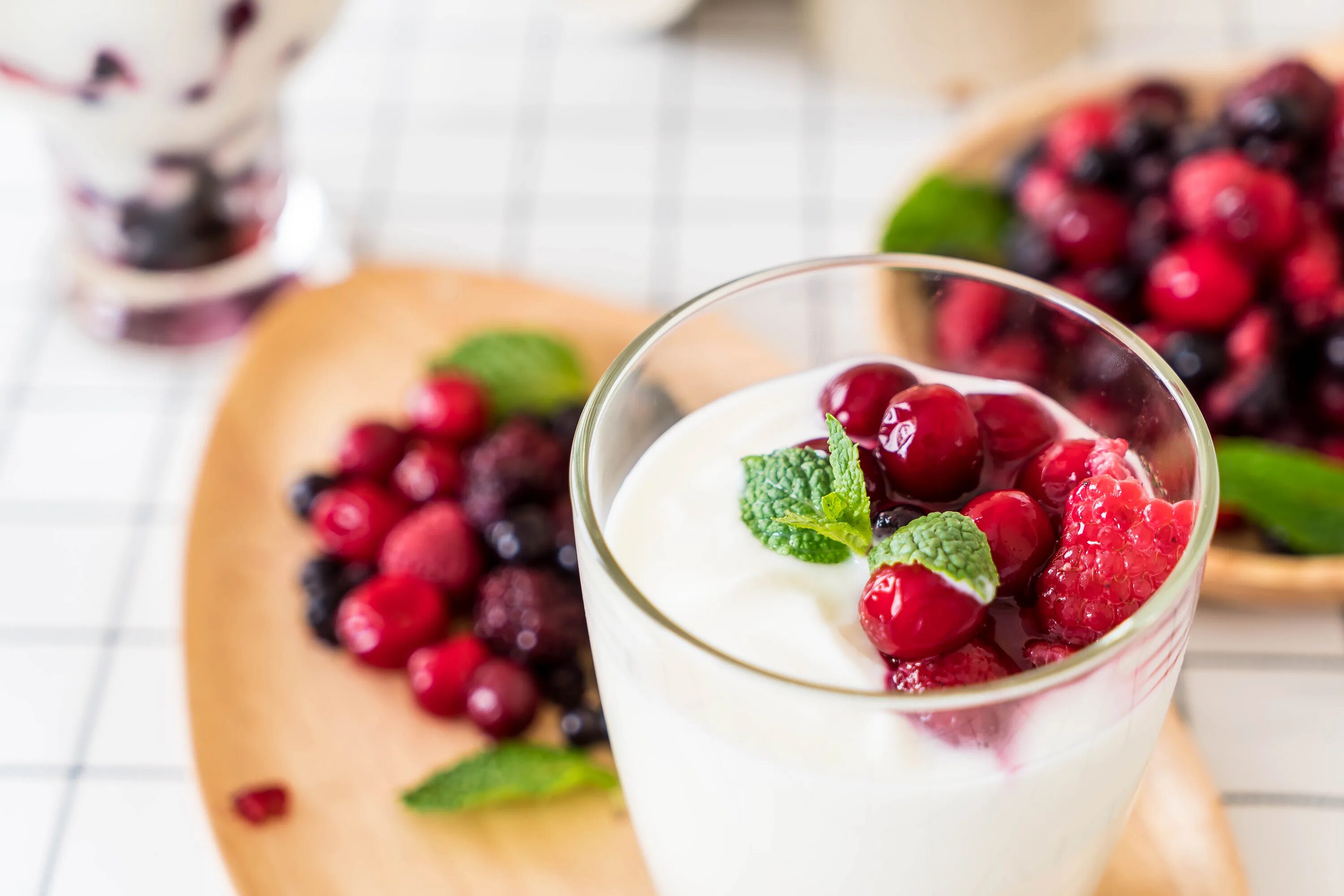 Можно ли йогурт на ночь. Йогурт с ягодами. Йогурт натуральный с ягодами. Йогуртовый с ягодой. Йогурт с фруктами.