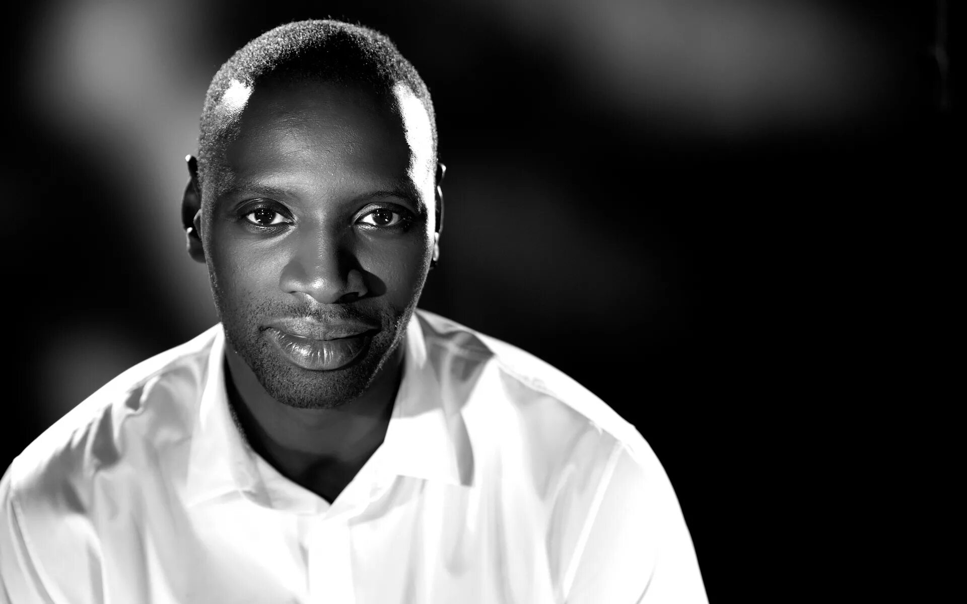 Omar sy. Актер Омар си. Негр Омар си. Омар си фотосессия. Черный афроамериканец