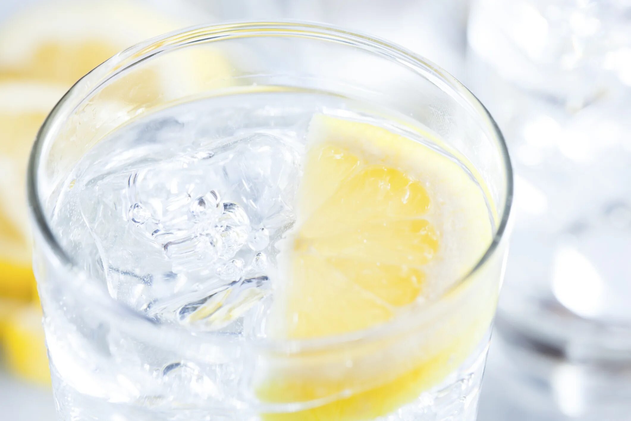 Вода с лимоном при беременности. Лимонадный порошок. Лимонный лимонад. Лимон во рту. Воду с лимоном можно беременным.