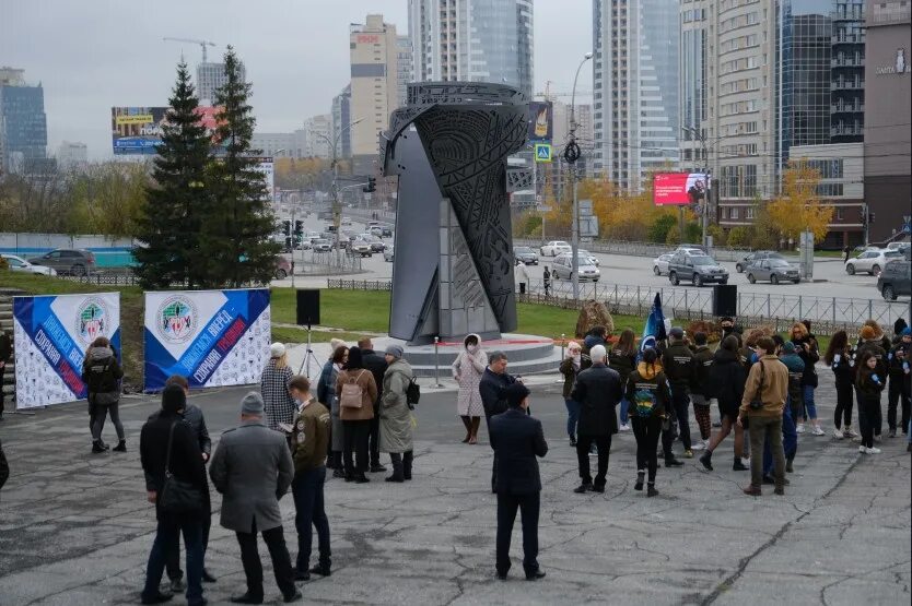 Памятник военным корреспондентам. Памятник 29 лыжной бригаде в барабинске. Могила неизвестного солдата новосибирск. 100 лет влксм памятник. Вахта памяти погибшим воинам у памятника.