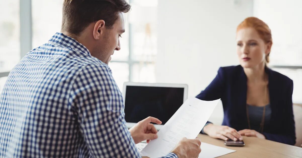 Мужчина и женщина в офисе. Office talks. Бизнес офис. Clientii. Деловые телефонные переговоры.