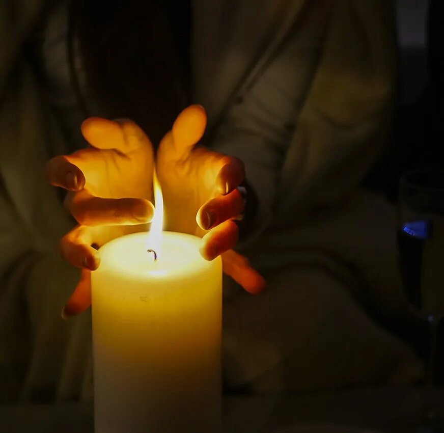 свечка автор. лучина свеча. горящая свеча. свечка автор. соболезнование родным и близким открытки.