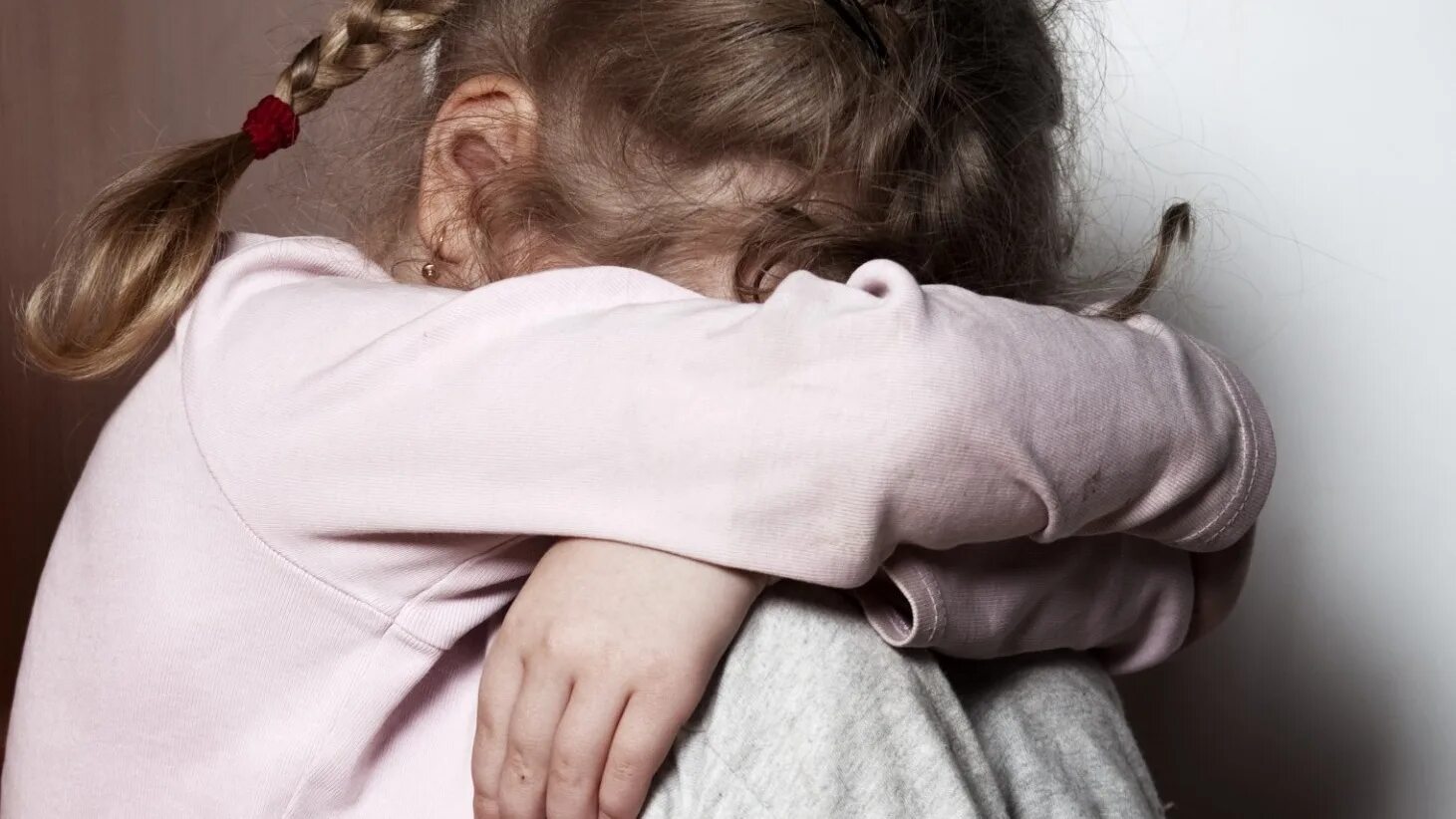 Девушка плачет. Плачущая женщина. Слезы падчерицы. Девочка плачет. Несовершеннолетняя дочь.