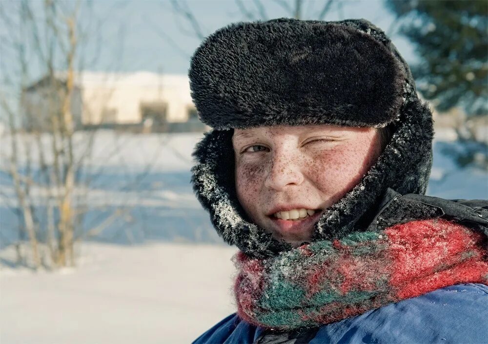 Девушка с мимозой. Первая суббота февраля встреча выпускников картинки. Встретимся февраля. Первая суббота февраля вечер встречи выпускников. Встретимся в феврале 31 бродский.