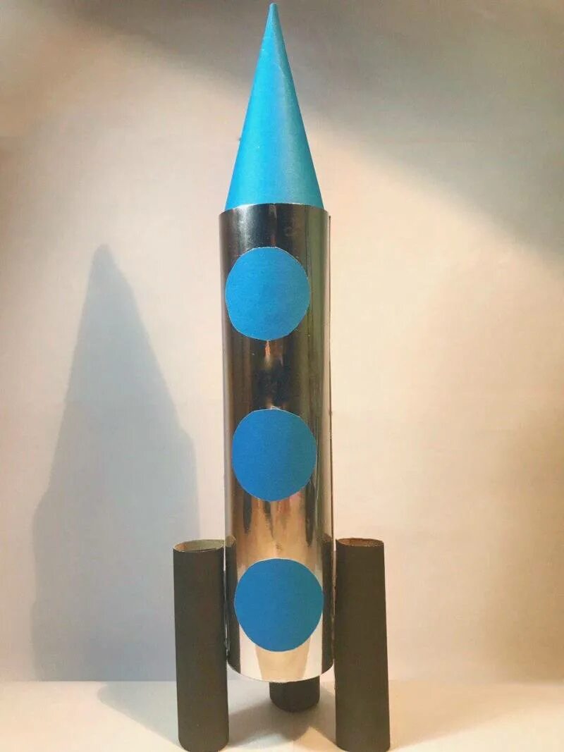Ракета поделка. Ракеты из подручных материалов для детей. Ракета из бросового материала. Ракета из картона для детей. Объемная ракета из картона