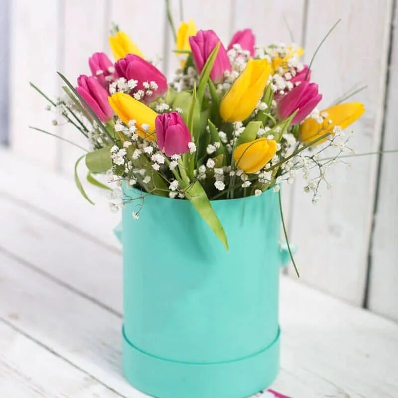 Букет тюльпанов композиция. Тюльпаны в коробке. Цветочные композиции с тюльпанами. Коробки с тюльпанами. Весенний букет в коробке.