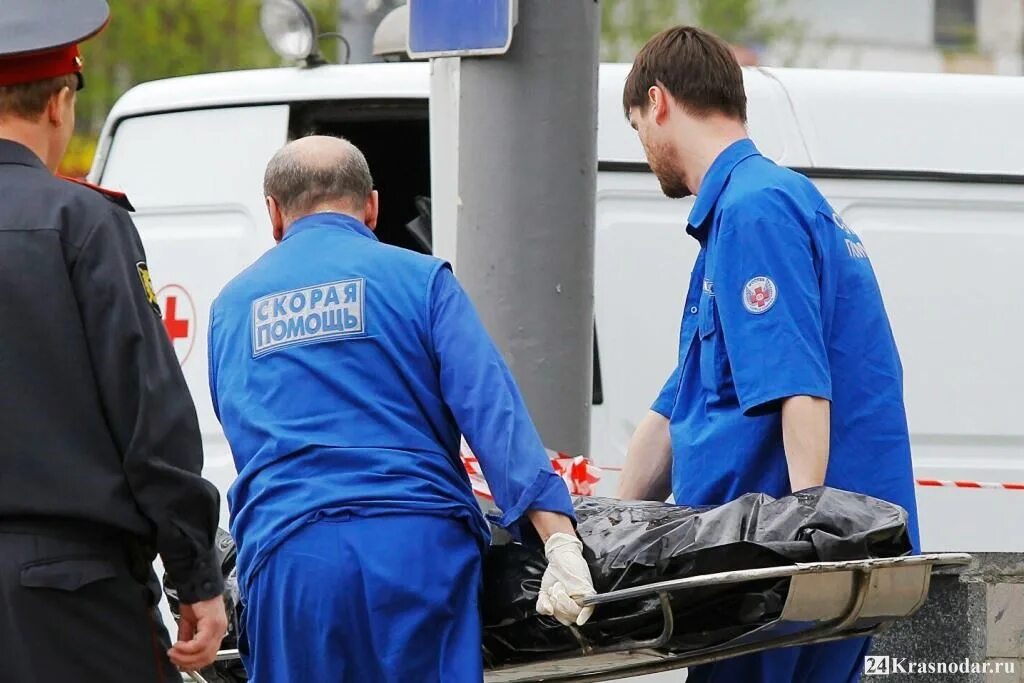 Лада ларгус асмп. Мал скор. Жёлтая машина скорой помощи. Машина скорой сзади. Иностранные машины скорой помощи.