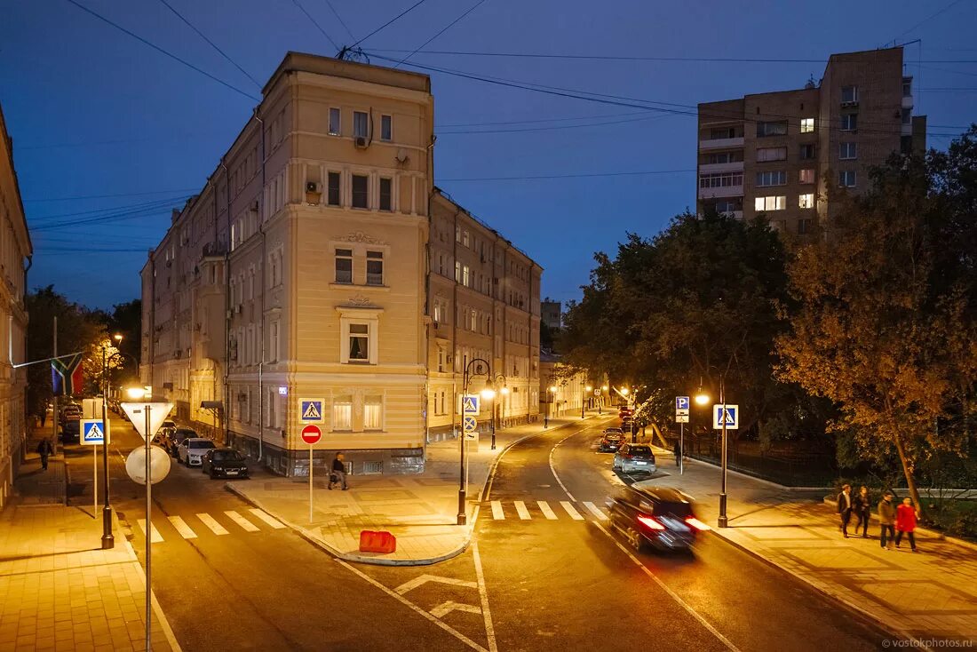 Улица 1 через. Улица Спиридоновка в Москве. Гранатный переулок Москва. Угол улицы. Угол здания на улице.