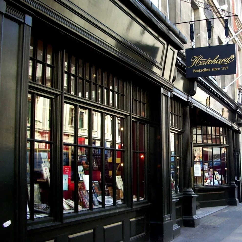 Книжный магазин в Лондоне Hatchards. Hatchards, Лондон. (Великобритания). Книжный магазин Азирафаэля в Лондоне. Магазин Лондон Пикадилли. Магазин английских товаров