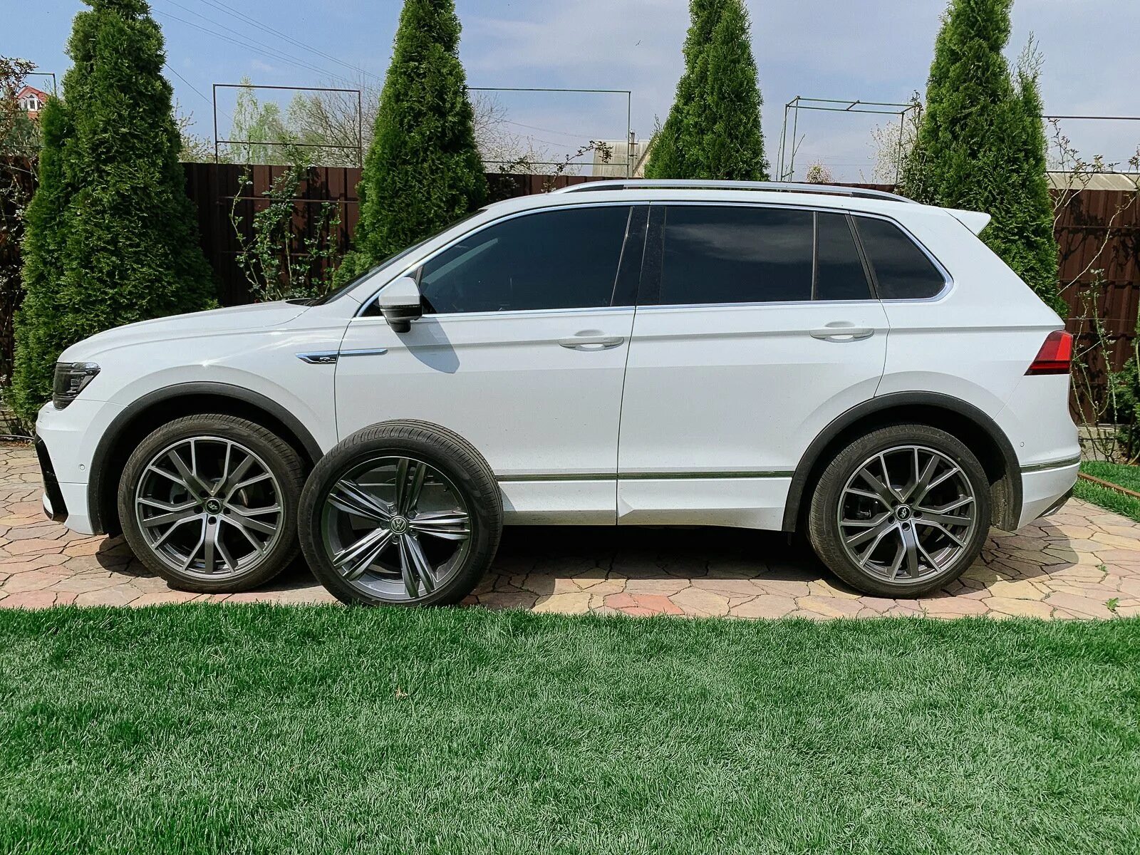 Колеса volkswagen tiguan. Tiguan r20. Volkswagen Tiguan диски r17. Диски r19 Tiguan 2. Диски на Тигуан 2 r19.