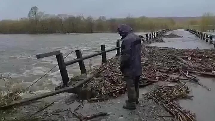 Паводок. Карьер асбест. Поступил нелепо незатопленные берега. Поступил нелепо незатопленные берега. Наводнение на камчатке.