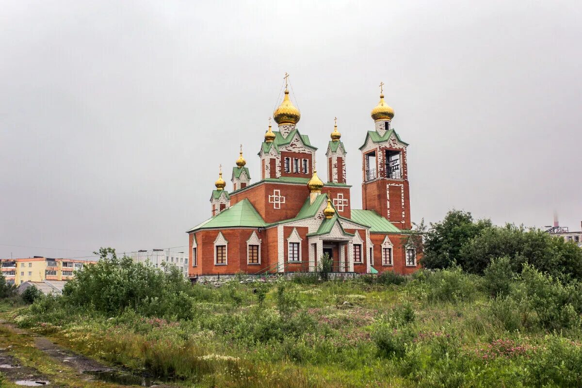 Храм Николая Чудотворца в городе Полярный. Храм в Полярном Мурманской области. Александровск Мурманская область храм святителя Николая. Храм Николая Мирликийского Мурманск.