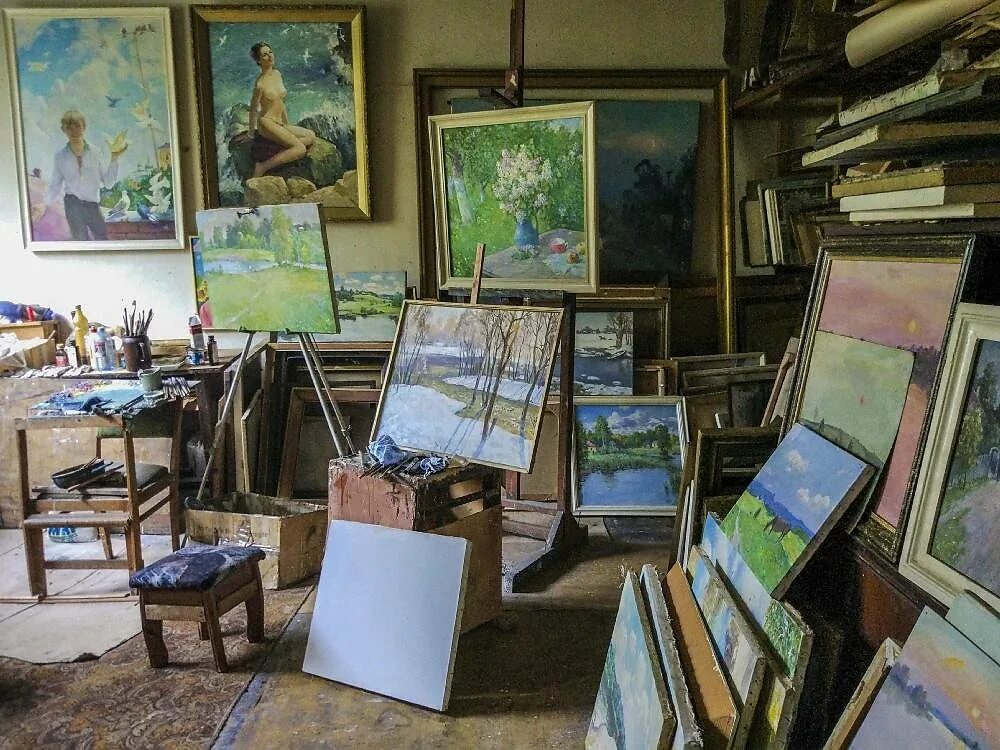 современная мастерская художника. творческий интерьер. интерьер мастерской художника. студия м художники. студия м художники.