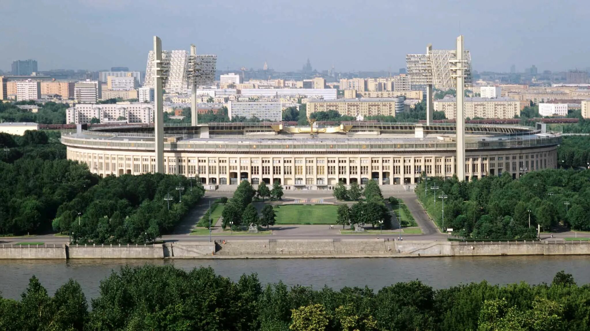 Исторические здания москвы спорта. Лужники 1995. Стадион Лужники 1995. Стадион Лужники 1980. Лужники реконструкция 1980.