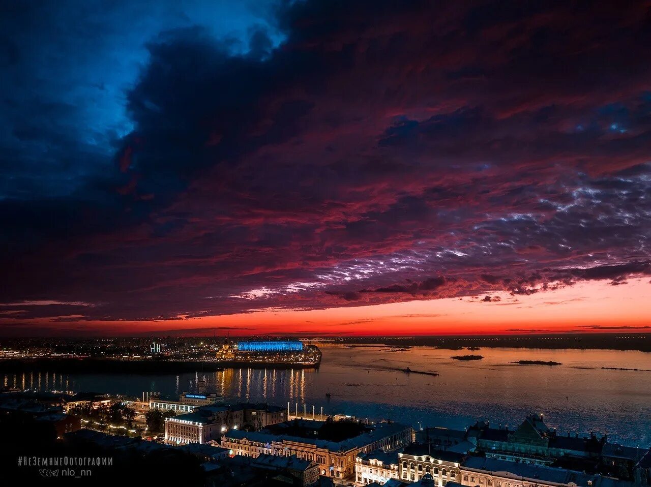 Комета в небе. Длинная ночь. Прорубь в парке 1905 иваново. Тюз в йошкар-ола подсветка ночью. Длинная ночь.