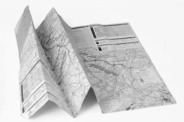 Картографическая бумага. Географическая карта в руках. Покажи бумажные карты. Бумажная карта местности. Бумажная карта дорог.