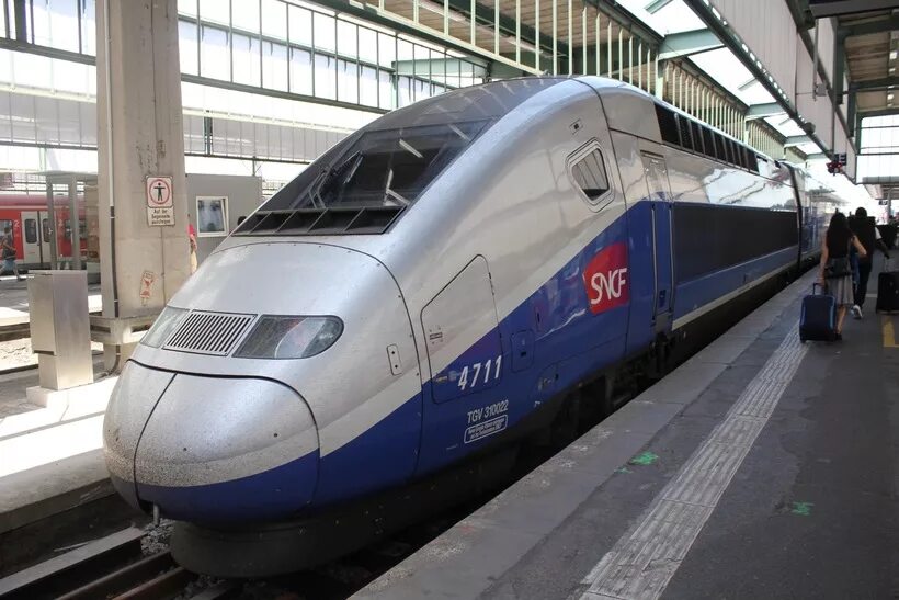 Скоростной поезд париж лион. Поезд париж рим. Скоростной поезд tgv франция. Париж лион поезд. Париж тулуза поезд.