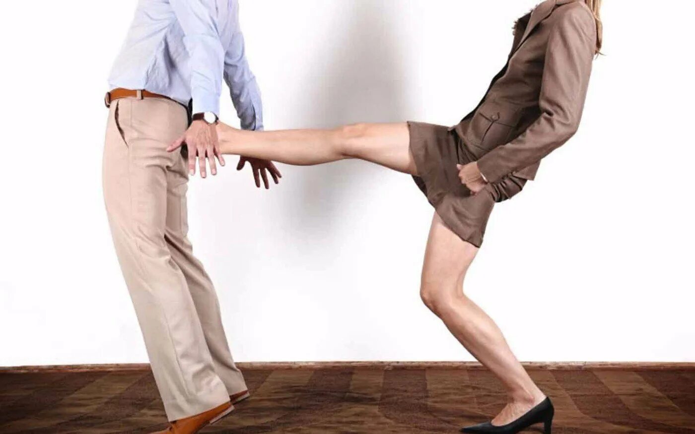 Женщины и ноутбук лежа. Измена женщины. Женщина сидящая дома на диване в депрессии. Человек спит в комнате. Женщина выгоняет мужчину.