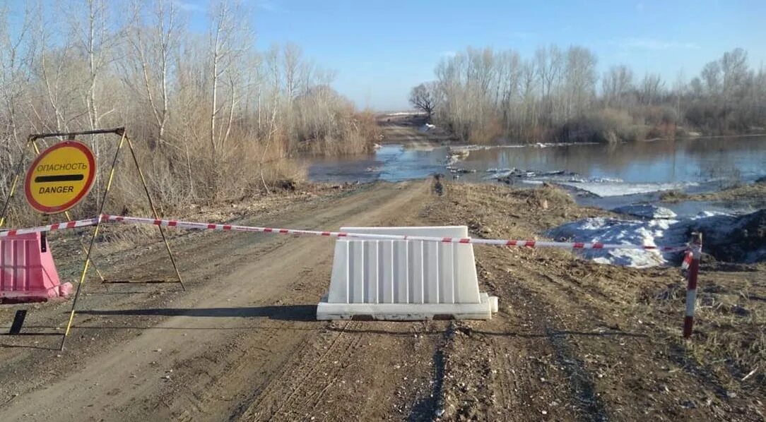 Какие районы затопило в оренбургской. Наводнение в Оренбурге. Паводок. Мост паводок. Понтонный мост.