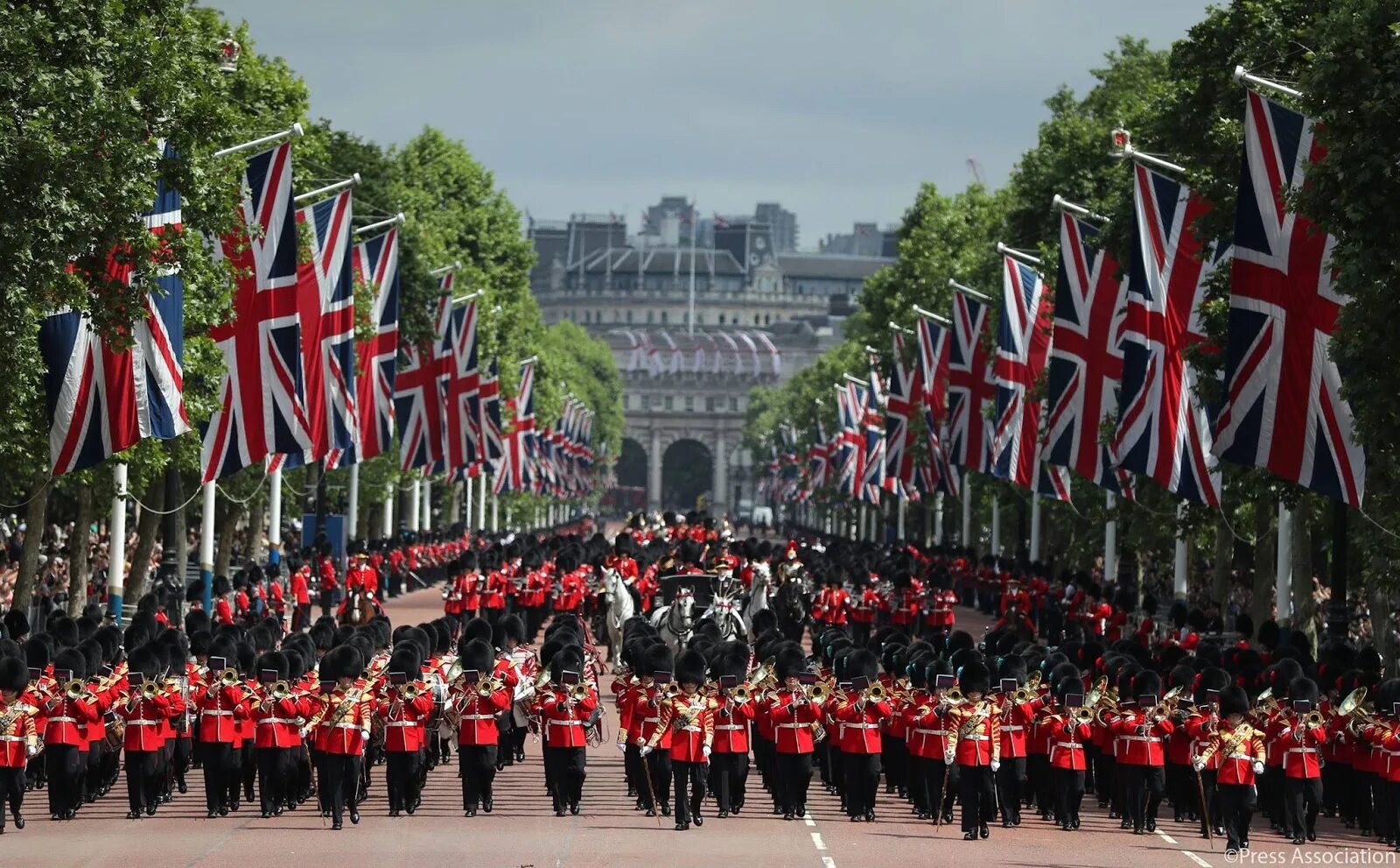 The Trooping of the Colour в Великобритании. Trooping the Colour праздник. Парад the Trooping the Colour. Королевский Trooping of the Colour Лондон.