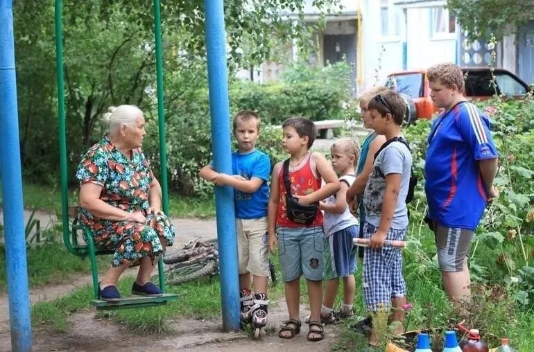 Бабушки на детской площадке. Бабки во дворе. Люди во дворе. Приколы нашего двора. Мне понравился соседский двор