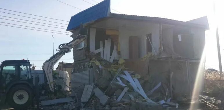 Астрахань 2 этаж. Самострой на 7 северной омск. девушка с канала самострой фото. астраханская двухэтажка под снос тамбов.